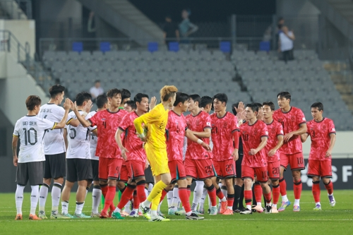 한국 축구대표팀 선수들이 7일 동아시안컵 중국전에서 3-0으로 완승을 거둔 뒤 중국 선수들과 인사를 나누고 있다. 연합뉴스