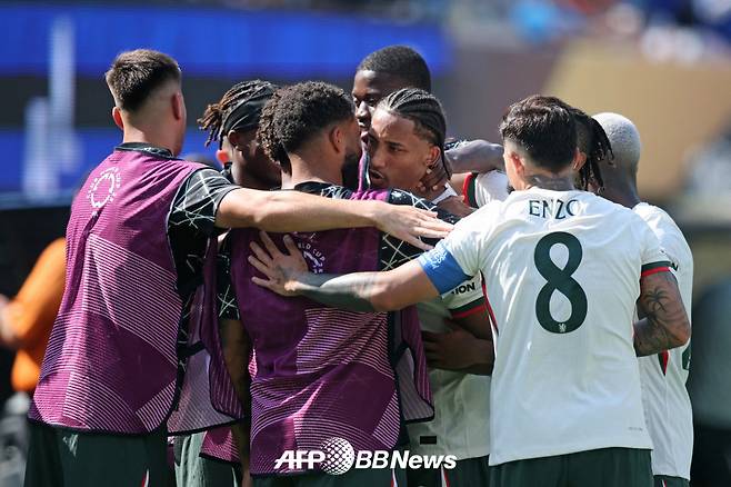 첼시 선수들이 9일(한국시간) 미국 뉴저지주 이스트 러더퍼드의 메트라이프 스타디움에서 열린 2025 국제축구연맹(FIFA) 클럽 월드컵 준결승 플루미넨시전에서 주앙 페드루(가운데)의 추가골 이후 기뻐하고 있다. /AFPBBNews=뉴스1