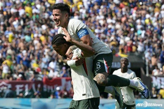 엔소 페르난데스(오른쪽)가 9일 오전 4시(한국시간) 미국 뉴저지주 이스트 러더퍼드의 메트라이프 스타디움에서 열린 2025 국제축구연맹(FIFA) 클럽월드컵 플루미넨시전에서 득점을 터트린 주앙 페드루의 등에 업혀있다. /AFPBBNews=뉴스1