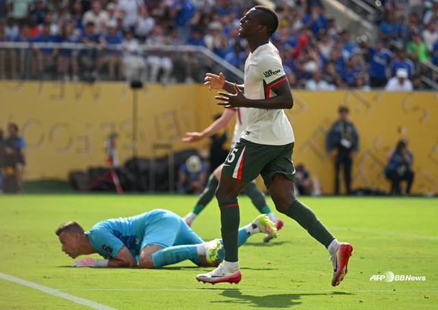 골 찬스를 놓치고 아쉬워하는 니콜라스 잭슨(오른쪽). /AFPBBNews=뉴스1