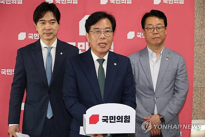 백브리핑하는 송언석 비상대책위원장 (서울=연합뉴스) 박동주 기자 = 국민의힘 송언석 비상대책위원장 겸 원내대표가 9일 서울 여의도 국회에서 비공개 비대위 회의 후 백브리핑을 하고 있다. 2025.7.9 pdj6635@yna.co.kr