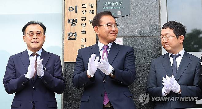 순직해병 사건 수사 이끌 이명현 특검 (서울=연합뉴스) 김도훈 기자 = 이명현 순직해병 특별검사가 2일 서울 서초구 서초한샘빌딩에 마련된 특검 사무실에서 진행된 현판식을 마친 후 박수치고 있다.
왼쪽부터 류관석 특검보, 이명현 특검, 정민영 특검보. 2025.7.2 superdoo82@yna.co.kr