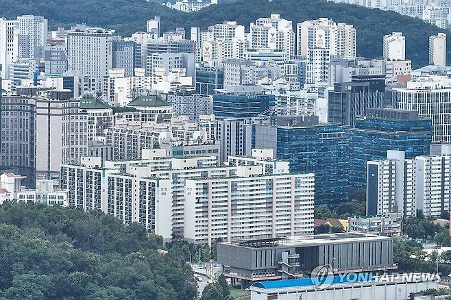 서울 아파트 74%, '주담대 6억' 규제에 매출 타격 전망 (서울=연합뉴스) 서대연 기자 = 정부가 6억원 이상 주택담보대출을 금지하는 초고강도 대출 규제를 시행하며 서울 아파트의 74%, 18개 구의 대출 감소 타격이 있을 것으로 보이는 가운데 29일 서울 시내 아파트 단지의 모습.
이날 부동산R114의 수도권 아파트 평균 시세를 토대로 분석한 결과, 주택담보대출의 여신한도가 6억원으로 제한되면서 서울 전체 25개 구 가운데 18개 구의 대출액이 종전보다 줄어들 것으로 예상됐다. 가구 수로는 서울 시내 임대아파트를 제외한 전체 재고아파트 약 171만7천384가구의 74%에 해당하는 총 127만6천257가구(임대아파트 제외)가 타격을 받는다. 2025.6.29 dwise@yna.co.kr