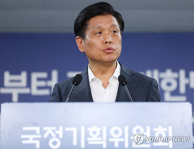 모두의 광장 AI 기능 탑재 관련 브리핑 (서울=연합뉴스) 김도훈 기자 = 국정기획위원회 조승래 대변인이 6일 서울 종로구 국정기획위에서 모두의 광장 AI 기능 탑재 관련 브리핑을 하고 있다. 2025.7.6 superdoo82@yna.co.kr