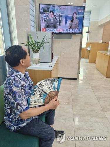 '가공할 더위' (서울=연합뉴스) 서윤호 인턴기자 = 9일 낮 서울 청파새마을금고 본점에서 한 노인이 부채질을 하며 폭염 관련 뉴스를 시청하고 있다. 2025.7.9