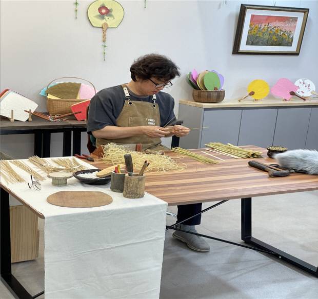 허혜인 ‘죽호바람’ 대표가 전통 한재부채를 만들고 있다. 전남관광재단 제공
