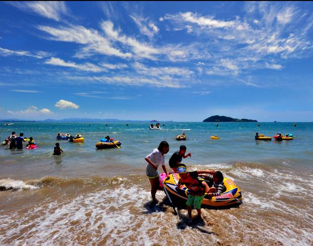 진도 가계해수욕장은 넓은 백사장과 소나무와 잔디 등의 친수공간을 갖춰 관광객 발길이 이어지는 해수욕장이다.〈전남도 제공〉