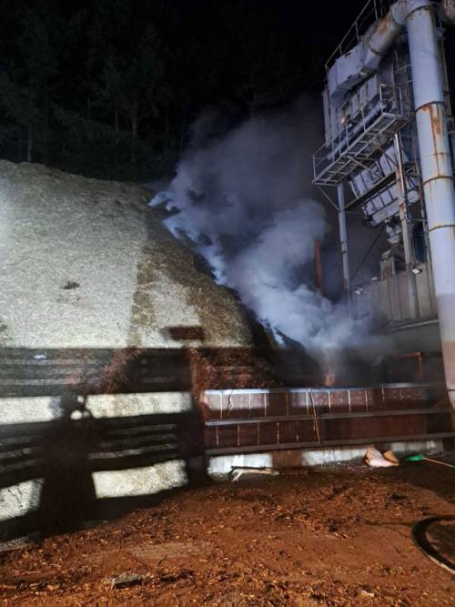 ◇지난 9일 밤 9시51분께 평창군 용평면 용전리의 한 목재 가공 공장에서 불이 나 3시20여분만에 꺼졌다. 사진=강원특별자치도소방본부 제공