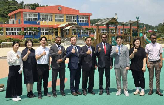 함양 금반초등학교는 10일 '금반초 아이들과 에티오피아 대사가 함께하는 글로컬 이음데이' 행사를 개최하며 세계와 진심으로 연결된 특별한 하루를 지냈다. 주한 에티오피아 대사 데씨 달케 두카모 대사의 특별 방문을 계기로, 금반초 학생들의 글로벌 프로젝트로 추진하는 '에티오피아 8개월 대장정'의 성과를 나누고, 한국과 에티오피아의 우정을 돈독히 하는 뜻깊은 자리로 마련됐다.