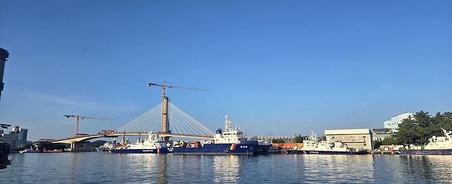 완공을 앞두고 7월 8일 현재 공사중인 포항시 남구 항구동과 송도동을 잇는 포항 동빈대교가 멀리 보인다.