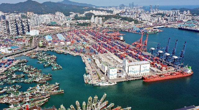 부산대첩을 기념하기 위한 영상 공모전이 열린다. 사진은 부산대첩기념관 건립이 추진되는 북항 2단계 재개발 구역인 부산항 자성대 부두 일원의 모습. 부산일보DB