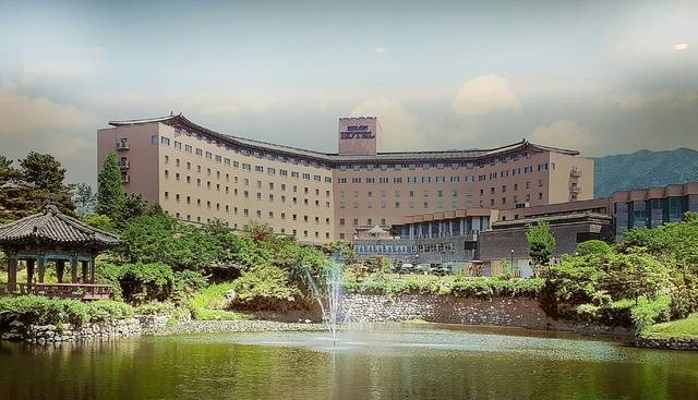 불국사 앞에 위치한 토함산 최초의 호텔 코오롱호텔 전경.