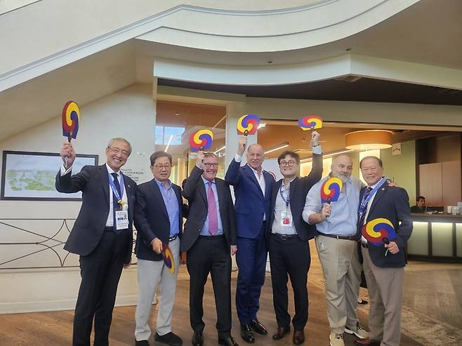 지난 9일 오후 이탈리아 로나토에서 열린 국제사격연맹(ISSF) 집행위원회에서 2027 세계사격선수권대회의 대구 유치가 확정된 후 이재성(오른쪽 세번째) 대구시 문체국장이 루치아노(왼쪽 네번째) 국제사격연맹 회장 등과 활짝 웃으며 기념사진을 찍고 있다.<이재성 국장 제공>