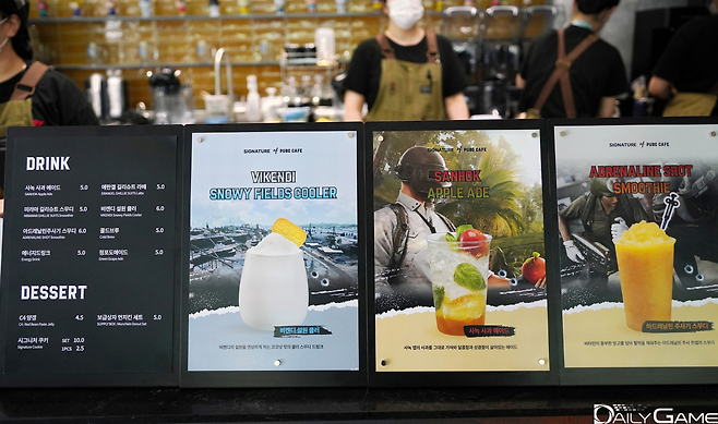 판매 음료 및 디저트도 '펍지'를 콘셉트로 삼았다.