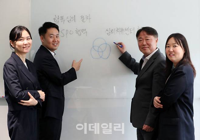 법무법인 대륙아주 학교폭력 대응센터 소속 정유리(왼쪽부터 )·윤상혁·탁기주·임미하 변호사. (사진=김태형 기자)