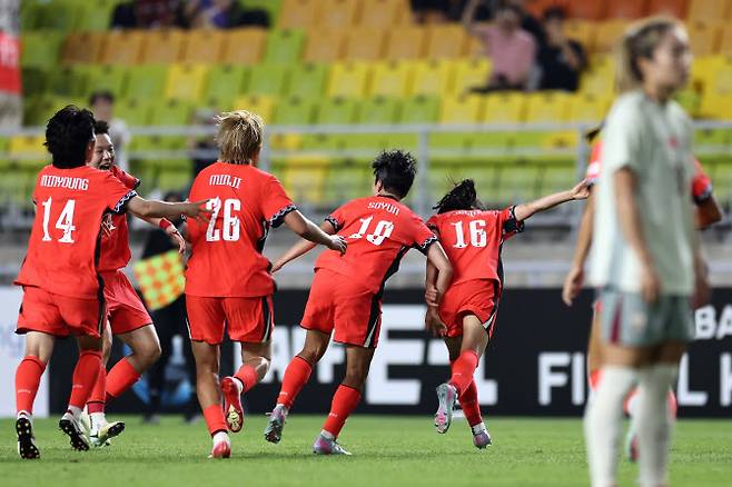 9일 수원월드컵경기장에서 열린 2025 동아시아축구연맹(EAFF) E-1 챔피언십(동아시안컵) 여자부 대한민국 대 중국 경기. 동점골을 넣은 지소연이 첫 골을 넣은 장슬기와 손을 잡은 채 달려가고 있다. 사진=연합뉴스