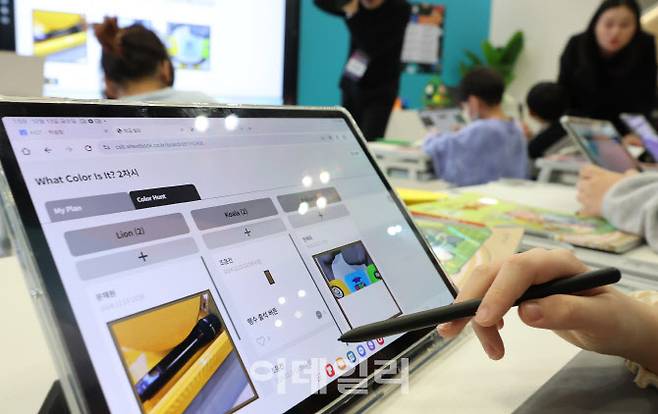 지난해 12월 인공지능(AI) 디지털교과서 도입을 앞두고 경기도 고양시 킨텍스에서 열린 ‘2024 대한민국 교육혁신 박람회‘에서 초등학생들이 AI 교과서를 사용해 영어수업을 듣고 있다(사진=뉴시스)