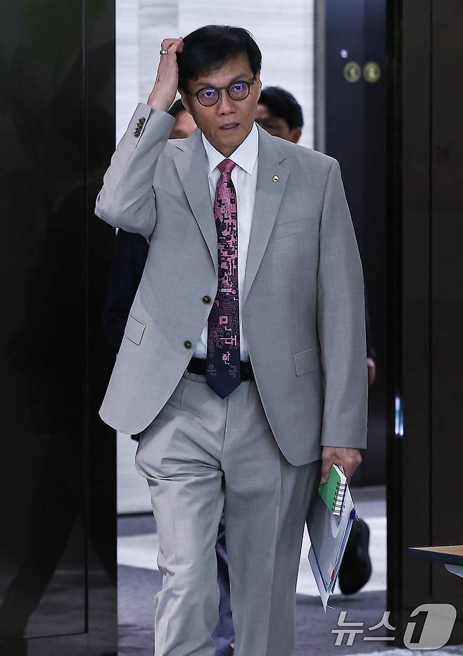 이창용 한국은행 총재가 10일 서울 중구 한국은행에서 열린 금융통화위원회에 참석하고 있다. 2025.7.10/뉴스1 ⓒ News1 김도우 기자