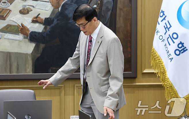 이창용 한국은행 총재가 10일 서울 중구 한국은행에서 열린 금융통화위원회에 참석하고 있다. 2025.7.10/뉴스1 ⓒ News1 김도우 기자