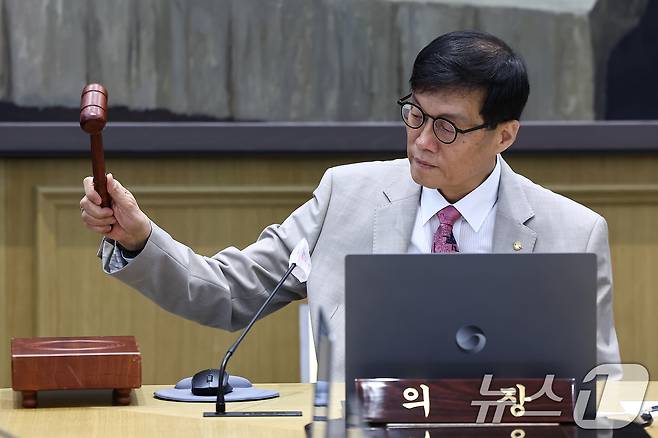 이창용 한국은행 총재가 10일 서울 중구 한국은행 본관에서 열린 금융통화위원회에서 의사봉을 두드리며 개회 선언을 하고 있다. 2025.7.10/뉴스1 ⓒ News1 김도우 기자