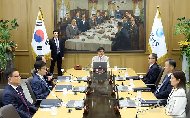 이창용 한국은행 총재가 10일 오전 서울 중구 한국은행에서 열린 금융통화위원회 본회의를 주재하고 있다. 2025.7.10/뉴스1 ⓒ News1 사진공동취재단
