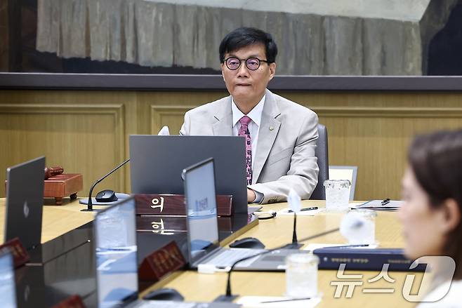이창용 한국은행 총재가 10일 서울 중구 한국은행 본관에서 열린 금융통화위원회를 주재하고 있다. 2025.07.10/사진공동취재단 2025.7.10/뉴스1 ⓒ News1 김도우 기자