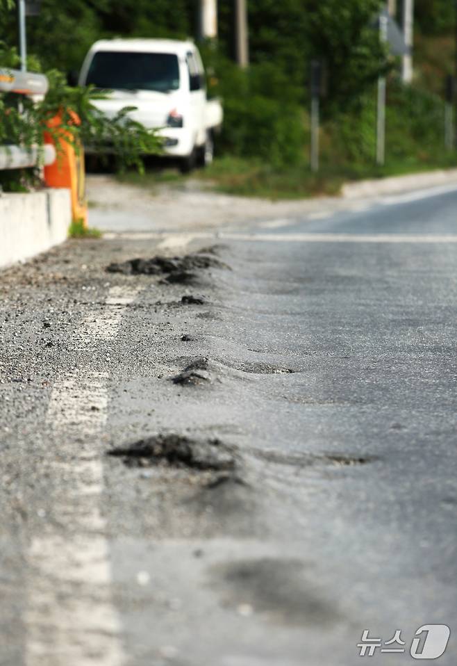 폭염이 계속되고 있는 가운데 제천~단양 국도 5호선 도로에서 아스팔트 밀림 현상이 나타났다.2025.7.10/뉴스1ⓒ News1 손도언 기자