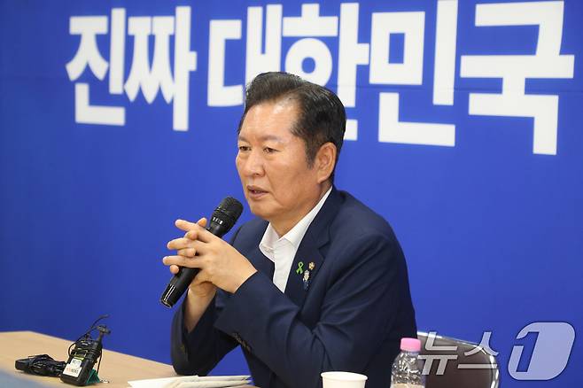 더불어민주당 당대표에 도전하는 정청래 의원이 9일 충북 청주시 충북도당사에서 광역기초의원, 핵심당원과 간담회를 하고 있다. 2025.7.10/뉴스1 ⓒ News1 김용빈 기자