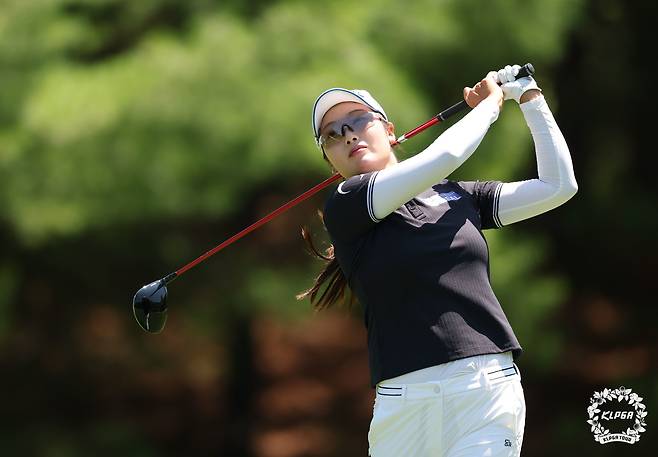 한진선이 10일 강원도 정선 하이원CC에서 열린 '하이원리조트 여자오픈 2025' 1라운드 7번 홀에서 티샷을 하고 있다. (KLPGA 제공. 재판매 및 DB 금지)