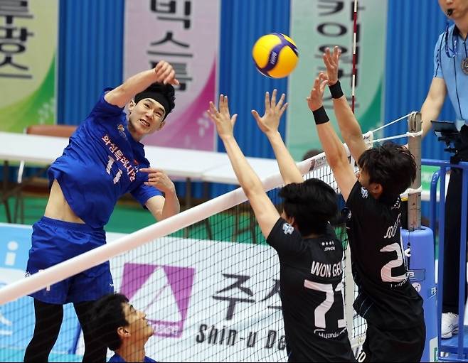 화성시청과 현대캐피탈의 조별리그 경기 모습. 사진 | 한국실업배구연맹