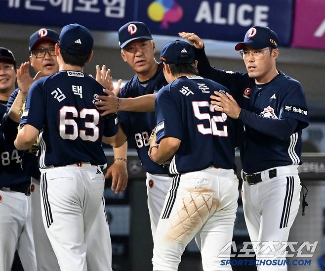 8일 부산사직야구장에서 열린 두산과 롯데의 경기, 두산이 8대5로 승리했다. 경기 종료 후 기쁨을 나누는 조성환 감독대행과 김택연, 박준순의 모습. 부산=허상욱 기자wook@sportschosun.com/2025.07.08/