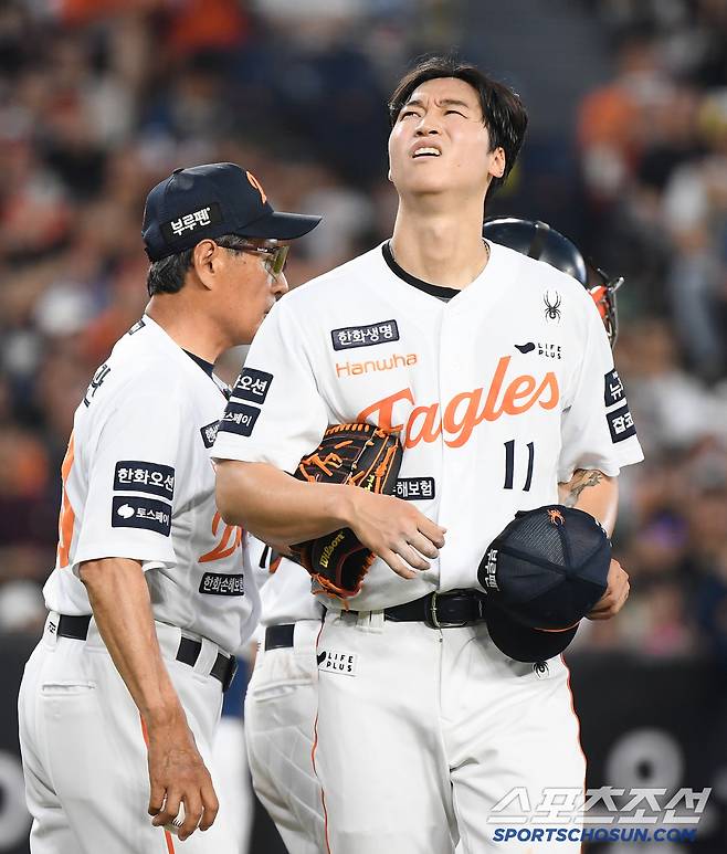 3일 대전 한화생명볼파크에서 열린 NC-한화전. 4회초 2사 1, 2루 김주원에게 적시타를 허용한 엄상백이 강판되고 있다. 대전=정재근 기자 cjg@sportschosun.com/2025.7.3/