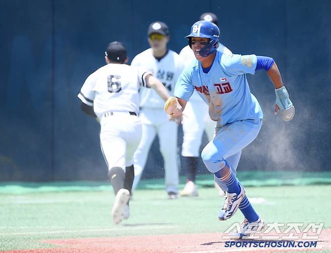 10일 서울 목동구장에서 열린 제80회 청룡기 고교야구선수권 대회 및 주말리그 왕중왕전 부산고와 대구상원고의 준결승전. 9회초 2사 1, 3루 부산고 서성빈 타석. 3루주자 안지원이 이중 도루 시도 때 견제구가 빠지자 홈으로 달리고 있다. 목동=정재근 기자 cjg@sportschosun.com/2025.7.10/