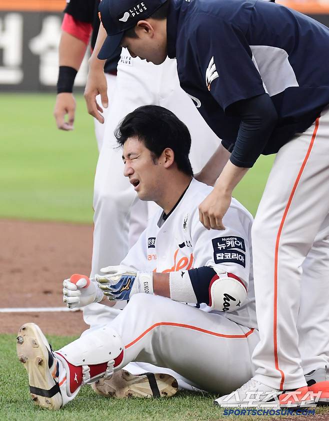 KIA 오선우 1루수와 충돌한 한화 최재훈.