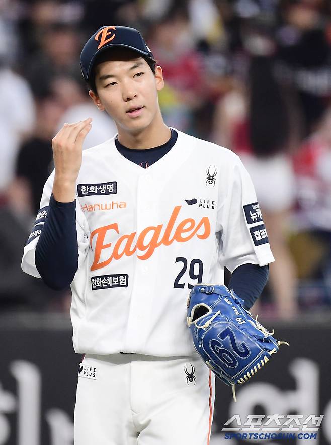 10일 대전 한화생명 볼파크에서 열린 한화와 KIA의 경기. 4회 1실점을 허용한 한화 황준서. 대전=송정헌 기자songs@sportschosun.com/2025.07.10/