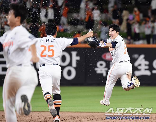 10일 대전 한화생명 볼파크에서 열린 한화와 KIA의 경기. 9회말 2사 만루. 끝내기 안타를 날린 문현빈. 대전=송정헌 기자songs@sportschosun.com/2025.07.10/