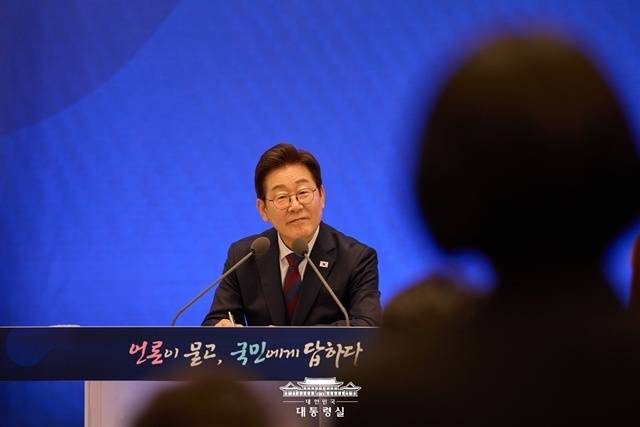 9일 국회 외교통일위원회 국민의힘 간사인 김건 의원과 매일신문이 공동 주최한 토론회에선 '자주파'가 대외 정책의 주도권을 잡을 수 있다는 우려가 제기됐다. 사진은 지난 3일 청와대 영빈관에서 열린 '대통령의 30일, 언론이 묻고 국민에게 답하다' 기자회견에 참석한 이재명 대통령 모습. /대통령실