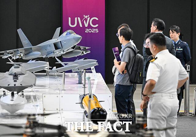 '2025 무인이동체산업체엑스포 & 2025 자율주행모빌리티산업전'이 10일 오전 서울 강남구 코엑스에서 열린 가운데 관람객들이 국군 무인기를 살펴보고 있다. /장윤석 기자