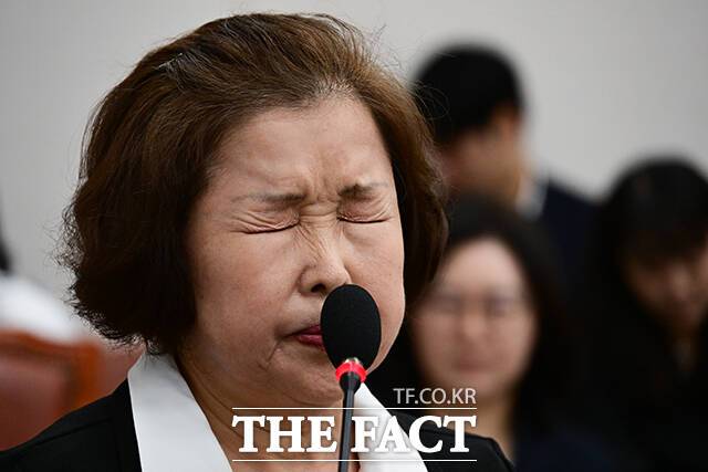 10일 오전 서울 여의도 국회 교육위원회에서 열린 '리박스쿨 청문회'에서 손효숙 리박스쿨 대표가 질의를 들으며 눈을 질끈 감고 있다. /국회=남윤호 기자