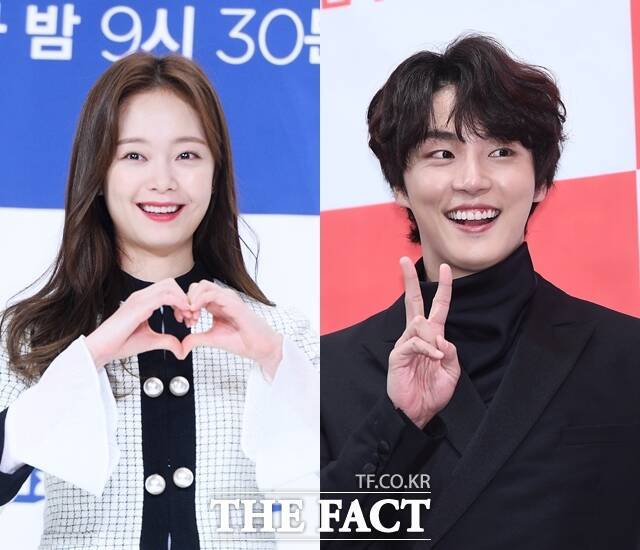 배우 전소민(왼쪽)과 윤시윤이 출연하는 연극 '사의 찬미' 프레스콜이 10일 오후 서울 강서구에 위치한 LG아트센터 U+스테이지에서 열렸다. /더팩트 DB