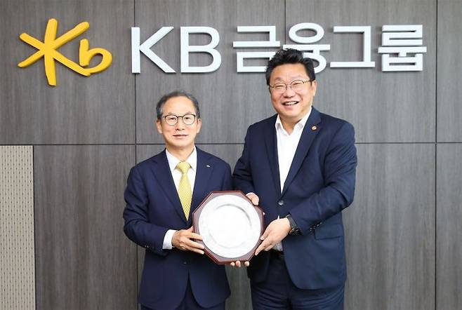 9일 KB국민은행 여의도 신관에서 주형환 저출산고령사회위원회 부위원장(오른쪽)과 양종희 KB금융그룹 회장이(왼쪽) 기념촬영을 하고 있다. KB금융지주 제공.