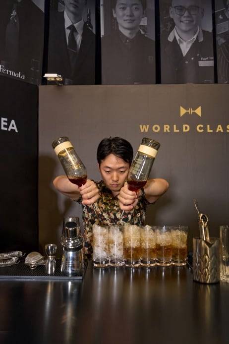 리바이브 2025' 결승전에서 마지막 경연인 '스피드 챌린지'를 진행하고 있는 박희만 바텐더./디아지오 코리아 제공