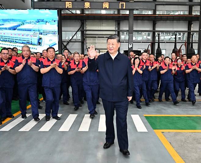 최근 권력 이상설에 휩싸였던 시진핑 중국 국가주석(가운데)이 7일 산시성 양취안의 한 밸브 공장을 방문해 근로자들의 박수를 받고 있다. 양취안=AP 뉴시스
