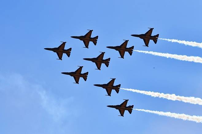 공군 특수비행팀 블랙이글스가 24일 오전 경남 사천비행장에서 열린 ‘2024 사천에어쇼’ 에서 곡예비행을 선보이고 있다. 2024 사천에어쇼는 오는 24일부터 27일까지 사천비행장 일원에서 개최된다. 2024.10.24 사천=뉴시스