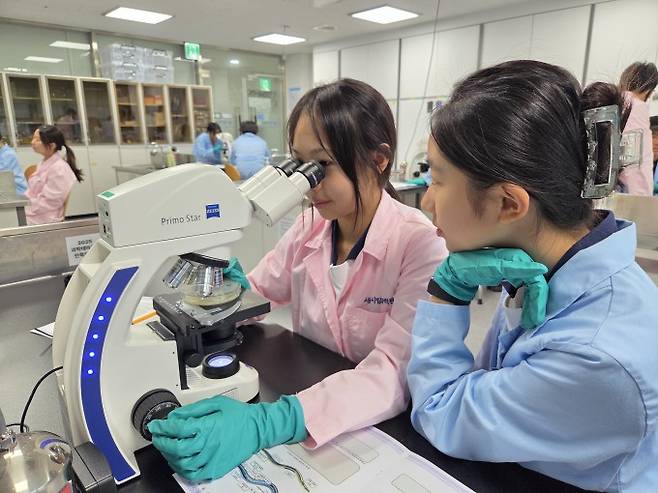 5일 서울시립과학관에서 진행된 '환경 속 독성 실험 교실'에 참여한 중학생들이 현미경으로 예쁜꼬마선충을 관찰하고 있다. 이병구 기자 2bottle9@donga.com