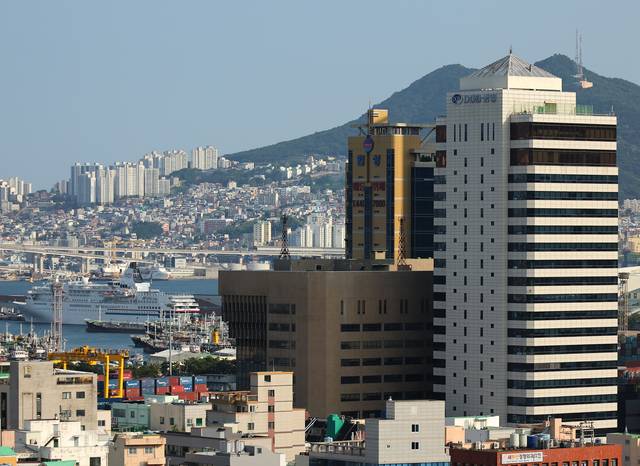 해양수산부가 임차하기로 한 IM빌딩(오른쪽 흰색건물)과 협성타워(왼쪽). 연합뉴스
