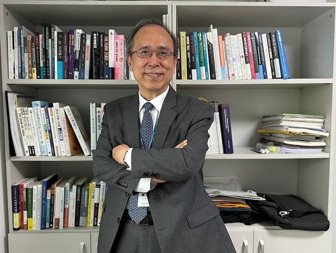 김경성 아이스태티스틱스 대표가 인터뷰 후 자신의 사무실에서 기념 촬영했다. (사진=이지희 기자)