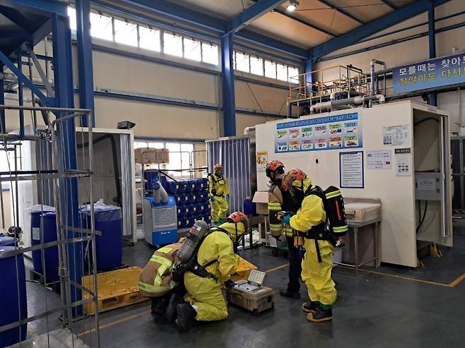 지난 6월 12일 오전 울산 울주군 온산읍의 한 화학물질 제조공장에서 드럼통에 넣던 유해화학물질 수산화테트라메틸암모늄(TMAH)이 누출되는 사고가 났다. 이 사고로 50대 작업자가 크게 다쳐 심정지 상태로 병원에 옮겨졌다. 사진은 사고 현장. 울산소방본부 제공