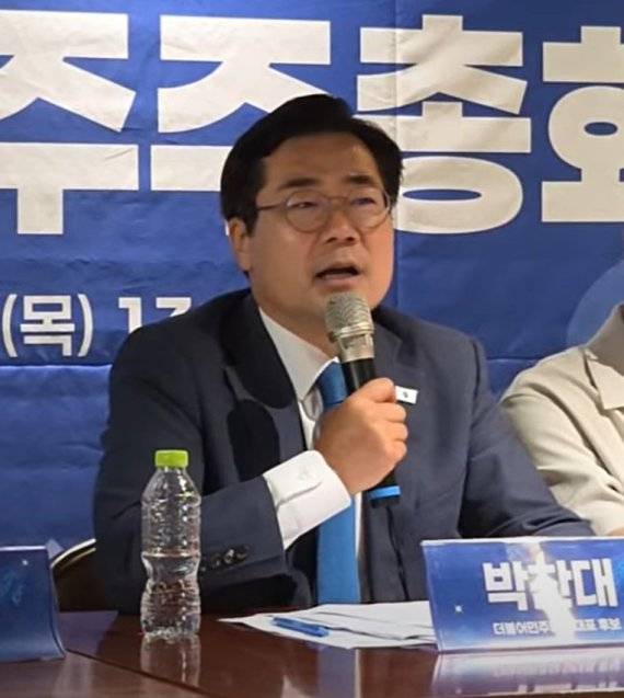 더불어민주당 차기 당 대표 후보자 등록을 마친 박찬대 의원은 10일 첫 일정으로 유튜브 '온라인 주주총회' 행사에 참여했다. 유튜브 박찬대 캡처