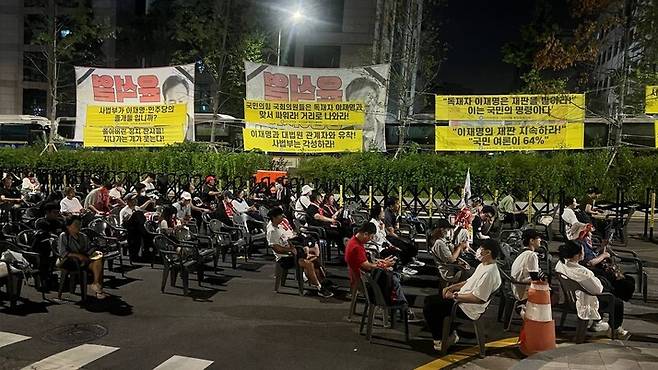 윤석열 전 대통령이 재구속된 10일 새벽 서울중앙지법 주변에 모여 있던 지지자들이 침울한 표정을 짓거나, 고개를 떨구고 있다. 최현수 기자